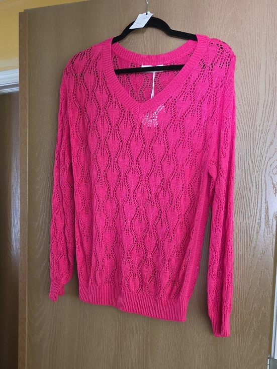 CCToo Sweaters - Pink Vneck Lightweight Sweater...size Sm
